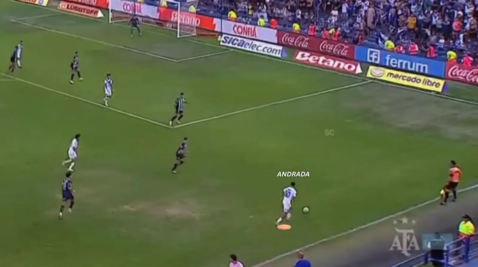 Andrada jugando como extremo pegado a la línea de cal.