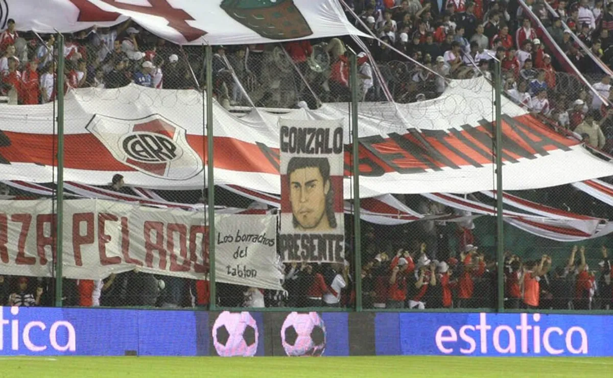 Postal de los hinchas de River en cancha de Banfield.