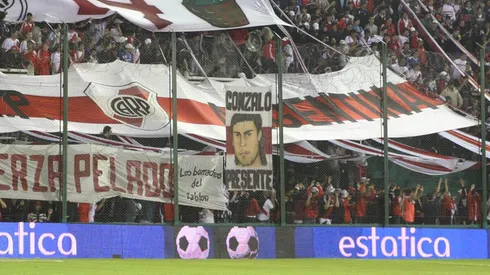 Postal de los hinchas de River en cancha de Banfield.