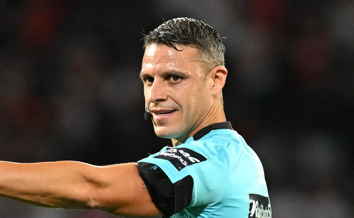 CORDOBA, ARGENTINA - OCTOBER 24: Referee Andrés Gariano gestures during the Copa Argentina 2025 Semi-final match between Independiente Rivadavia and River Plate at Mario Alberto Kempes Stadium on October 24, 2025 in Cordoba, Argentina. (Photo by Hernan Cortez/Getty Images)