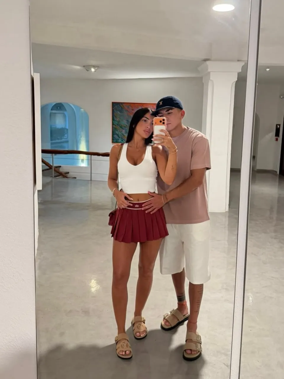 El futbolidsta Thiago Almada con Antonella D’Alotta, su esposa.