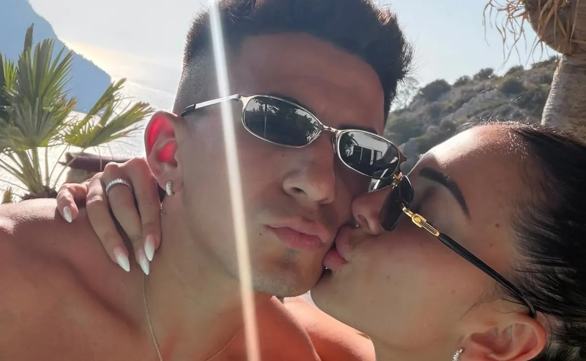 Thiago Almada con su esposa, en Ibiza.