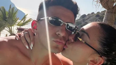 Thiago Almada con su esposa, en Ibiza.
