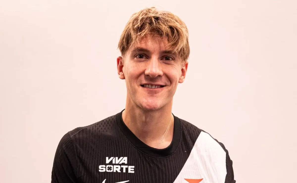 El delantero fue presentado en su nuevo club.
