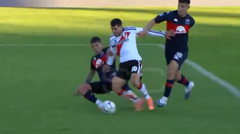 Hubo contacto de Banegas sobre Correa, pero el árbitro no cobró penal.