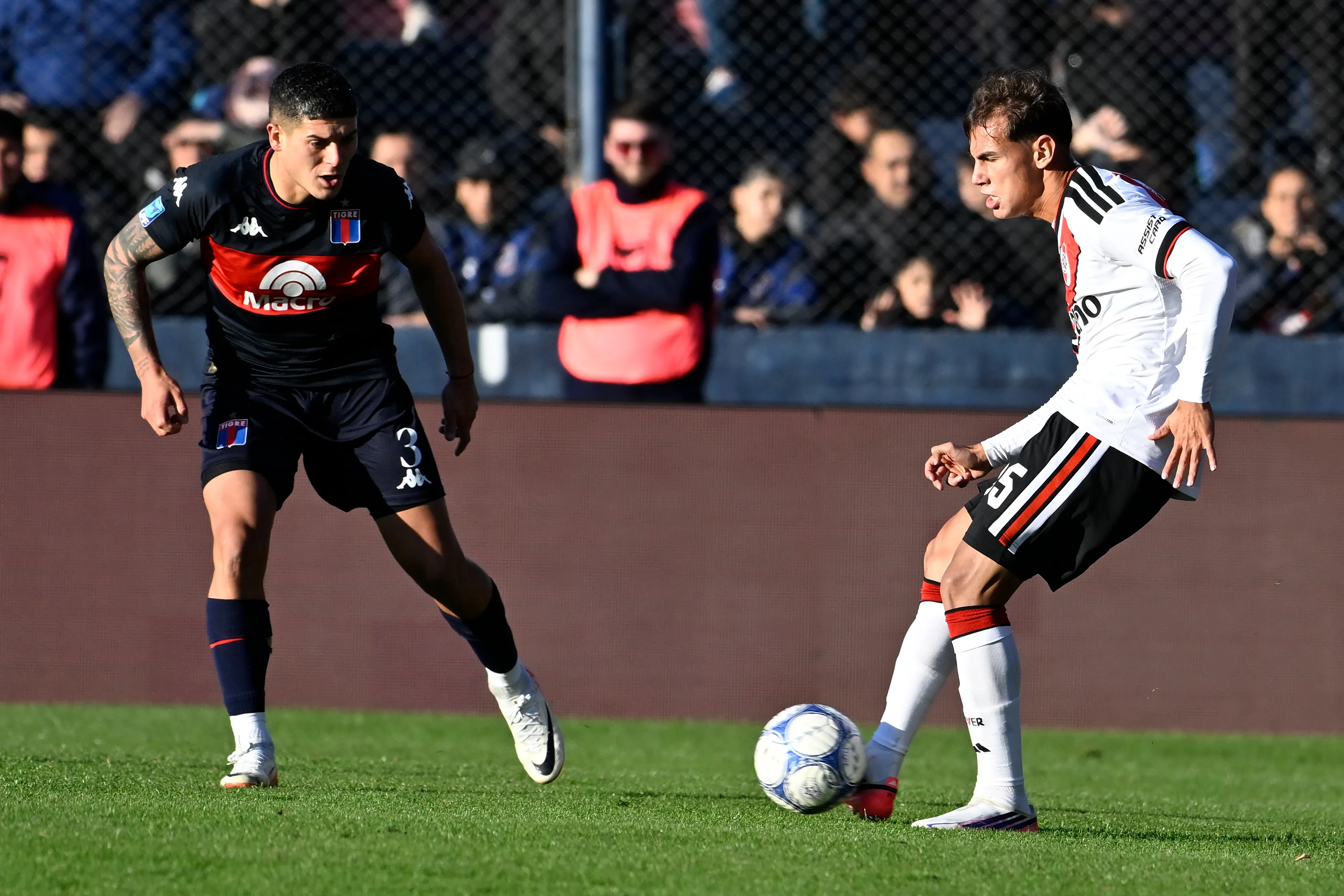 Freitas jugó de carrilero por derecha ante Tigre.
