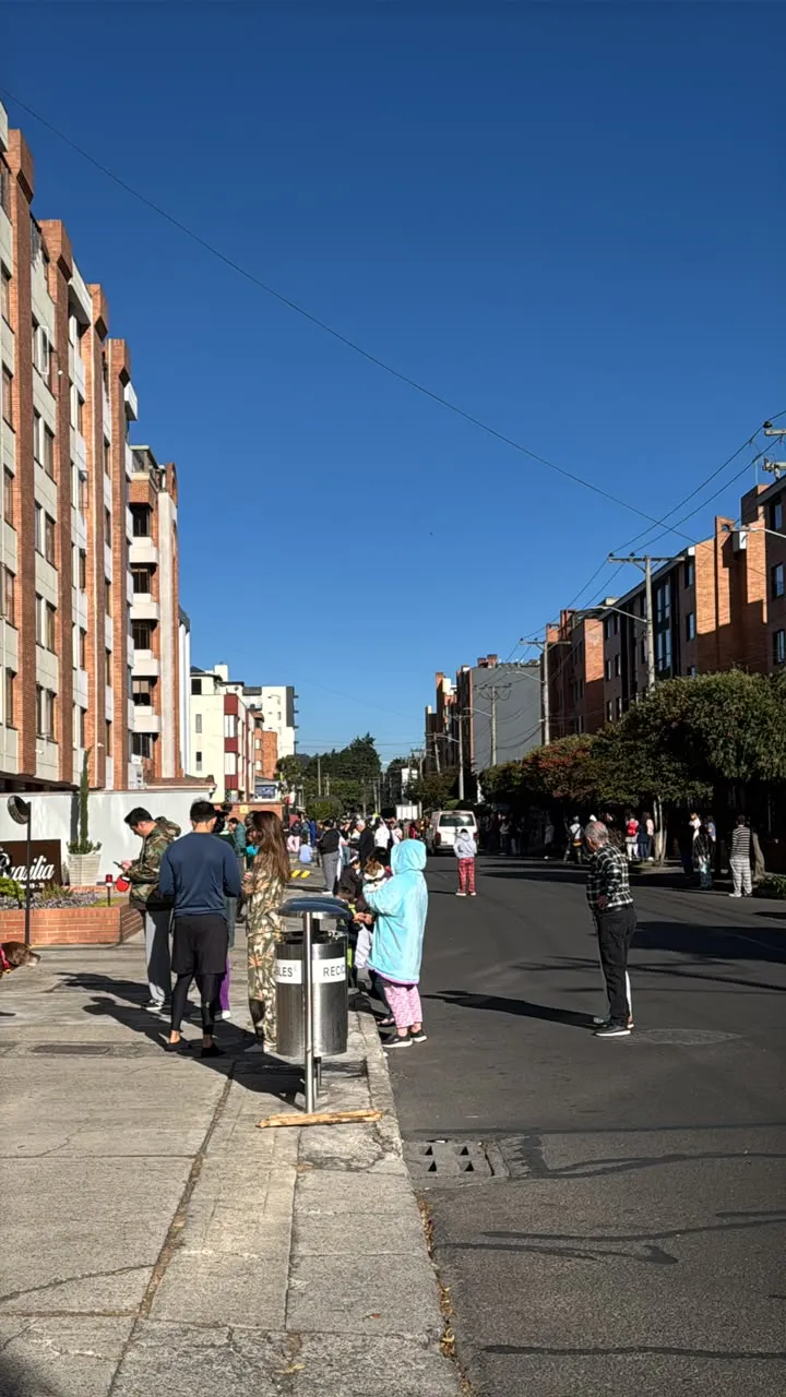 Sismo en Colombia: la población sale a las calles para resguardarse de posibles derrumbes de edificios