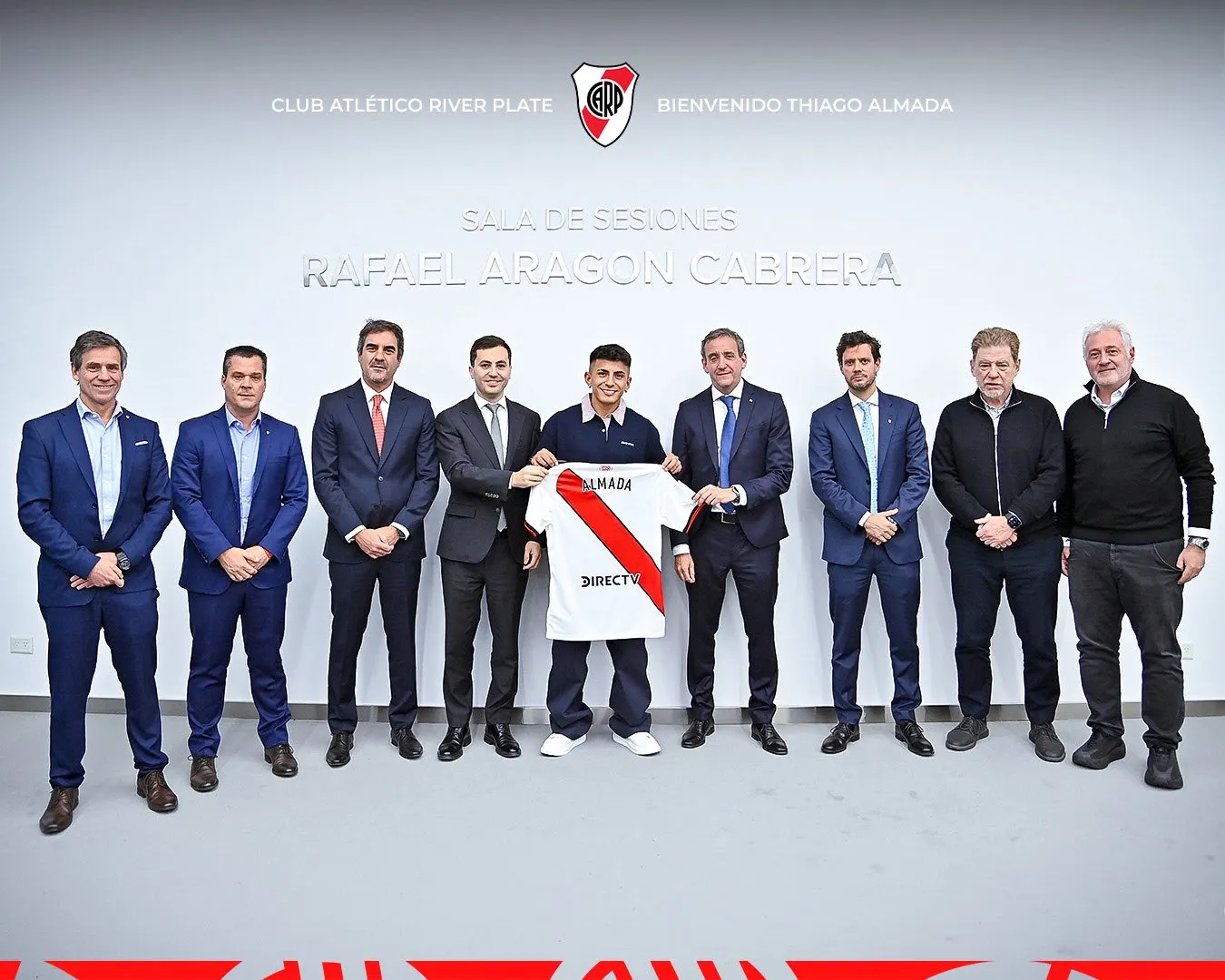 La foto de Thiago Almada junto a la cúpula dirigencia de River. (Prensa River)