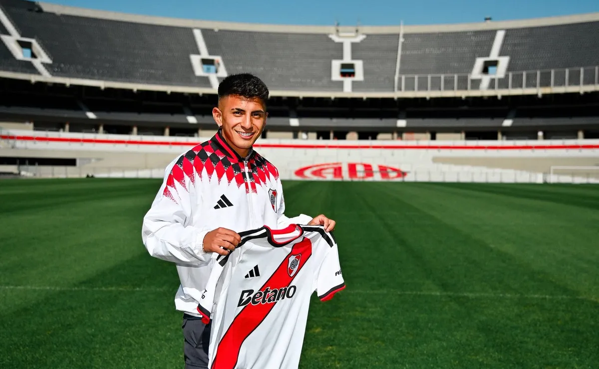 Thiago Almada con el Manto Sagrado en el Monumental.
