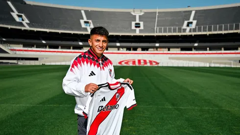 Thiago Almada con el Manto Sagrado en el Monumental.