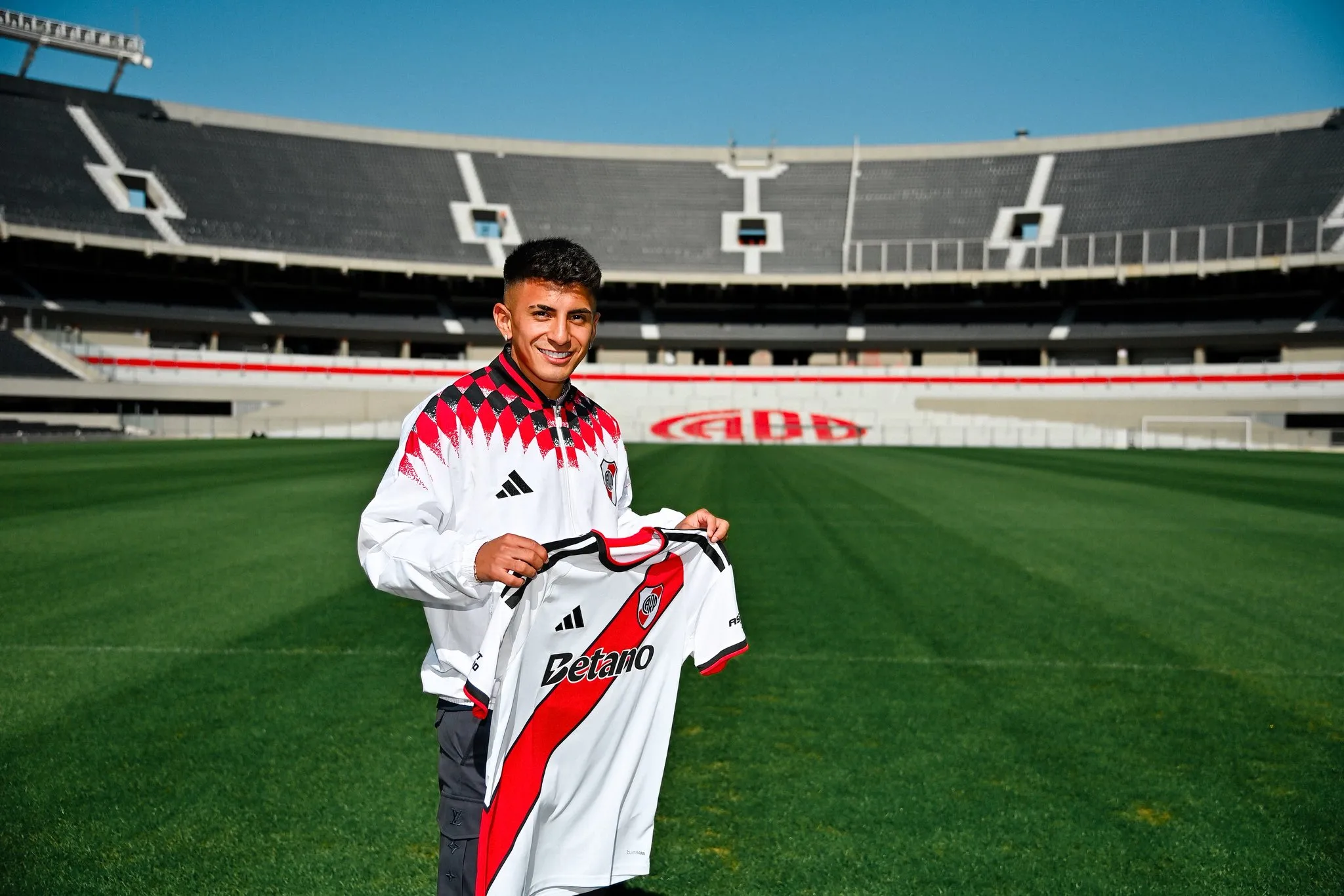 Thiago Almada posó con la camiseta de River en el Monumental. (Prensa River)