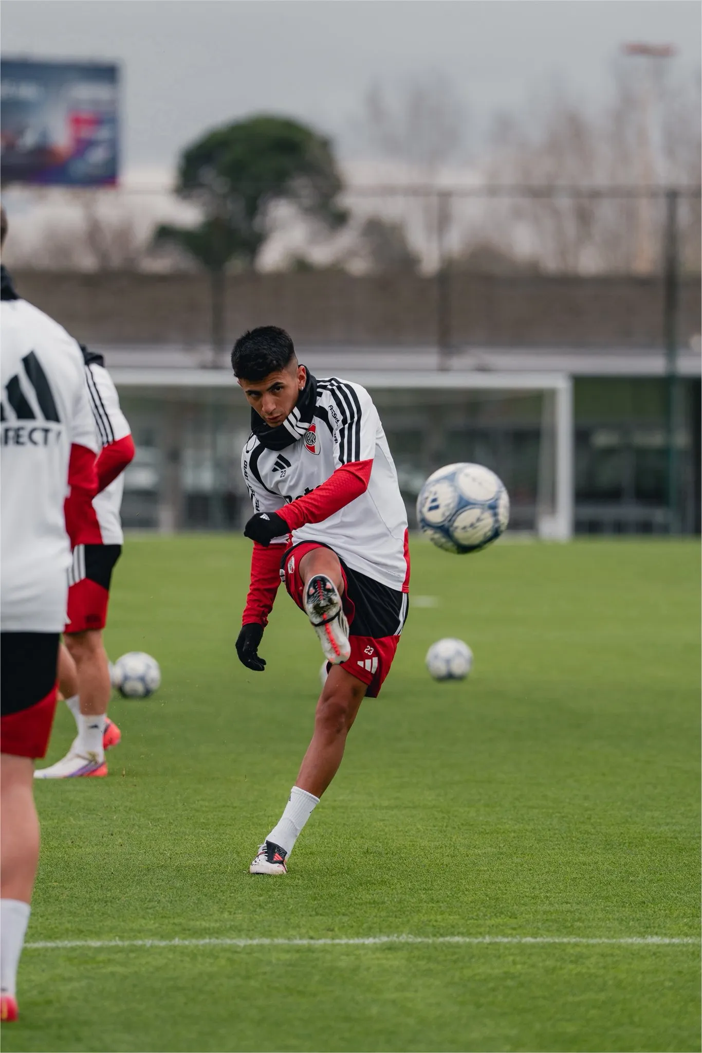 Thiago Almada ya se entrena en el River Camp. (Prensa River)