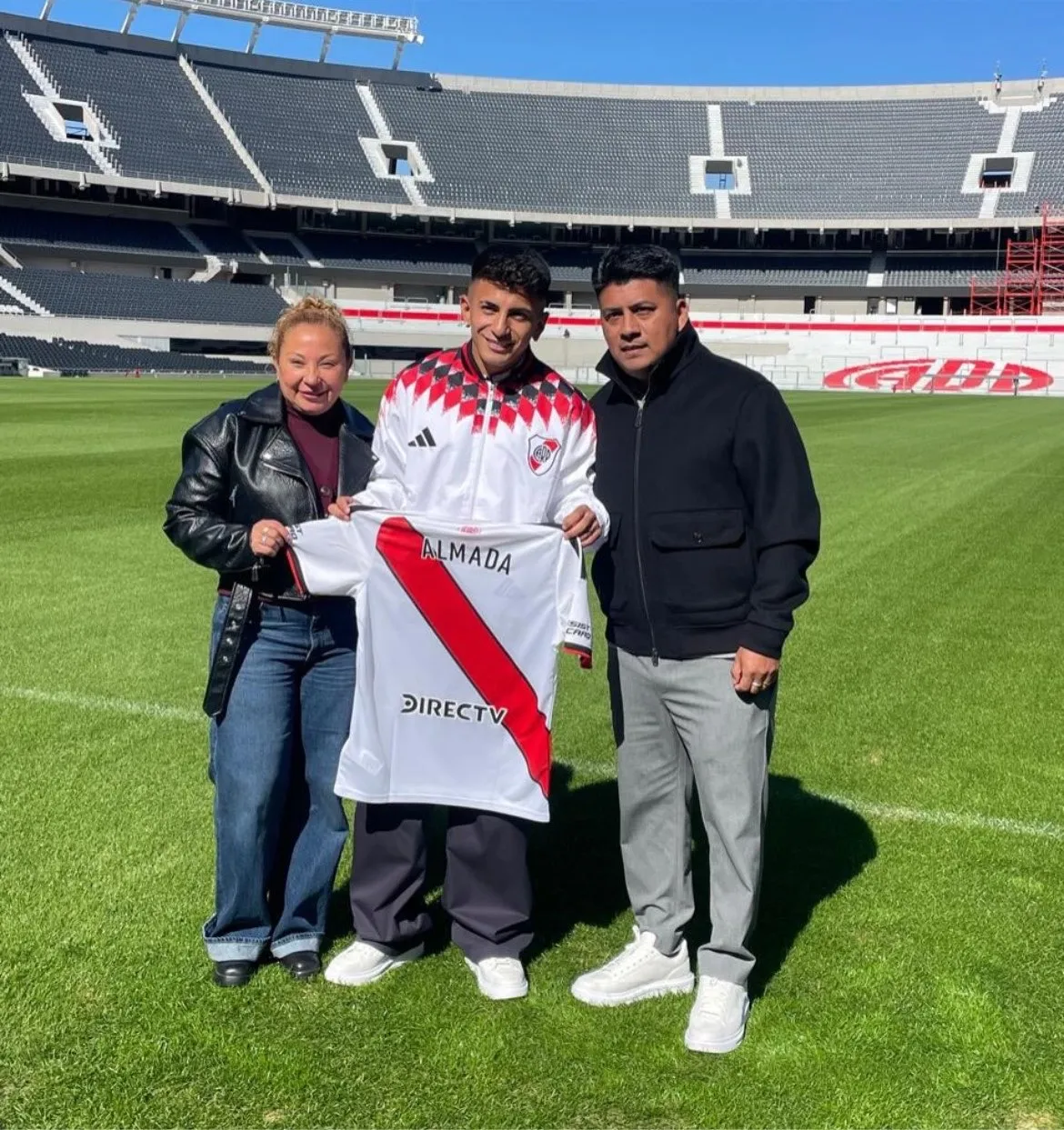 Thiago Almada le regalará la camiseta de su debut a su madre.