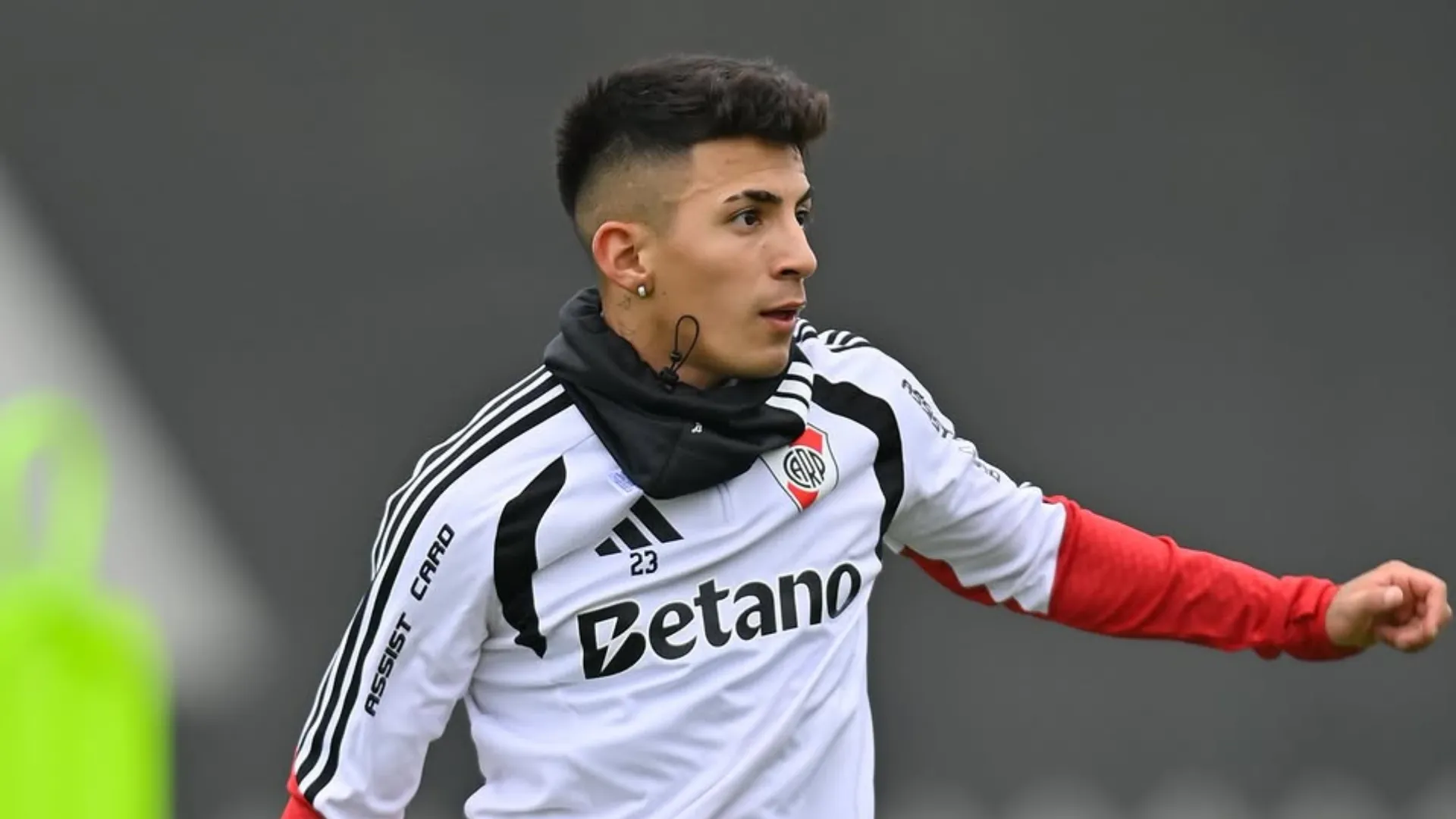 Almada tuvo una semana completa de entrenamientos y será titular contra Argentinos.