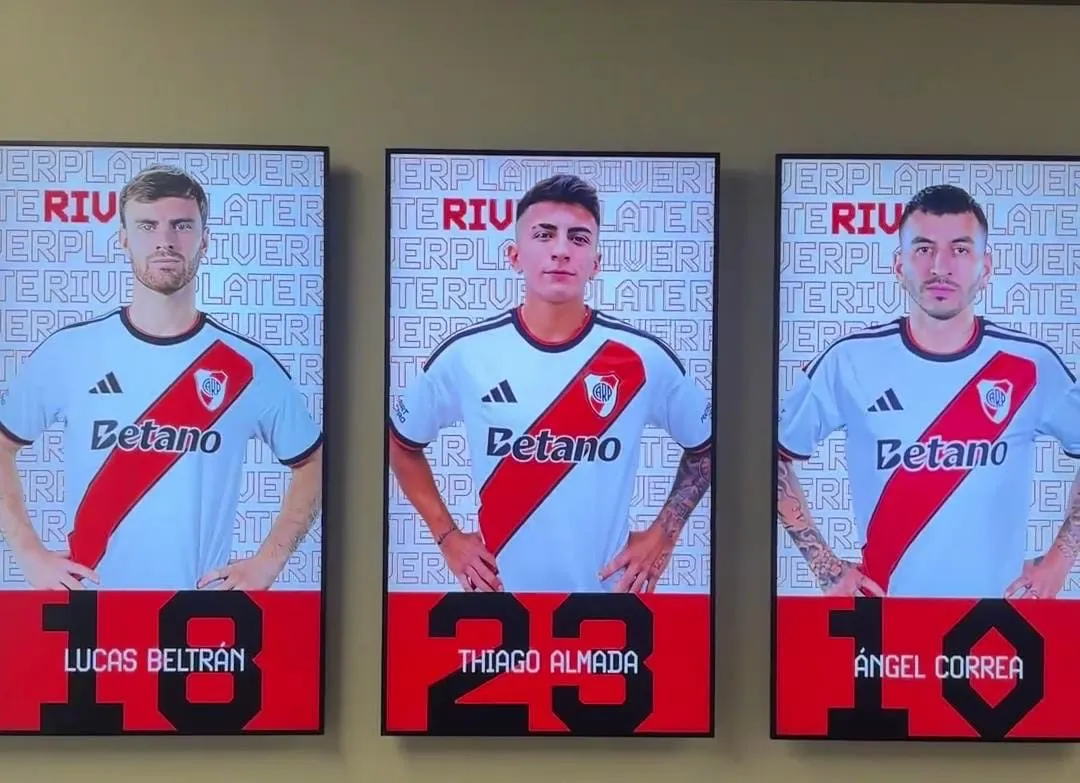 Así se ve la gigantografía de Thiago Almada, entre la de Beltrán y Correa.