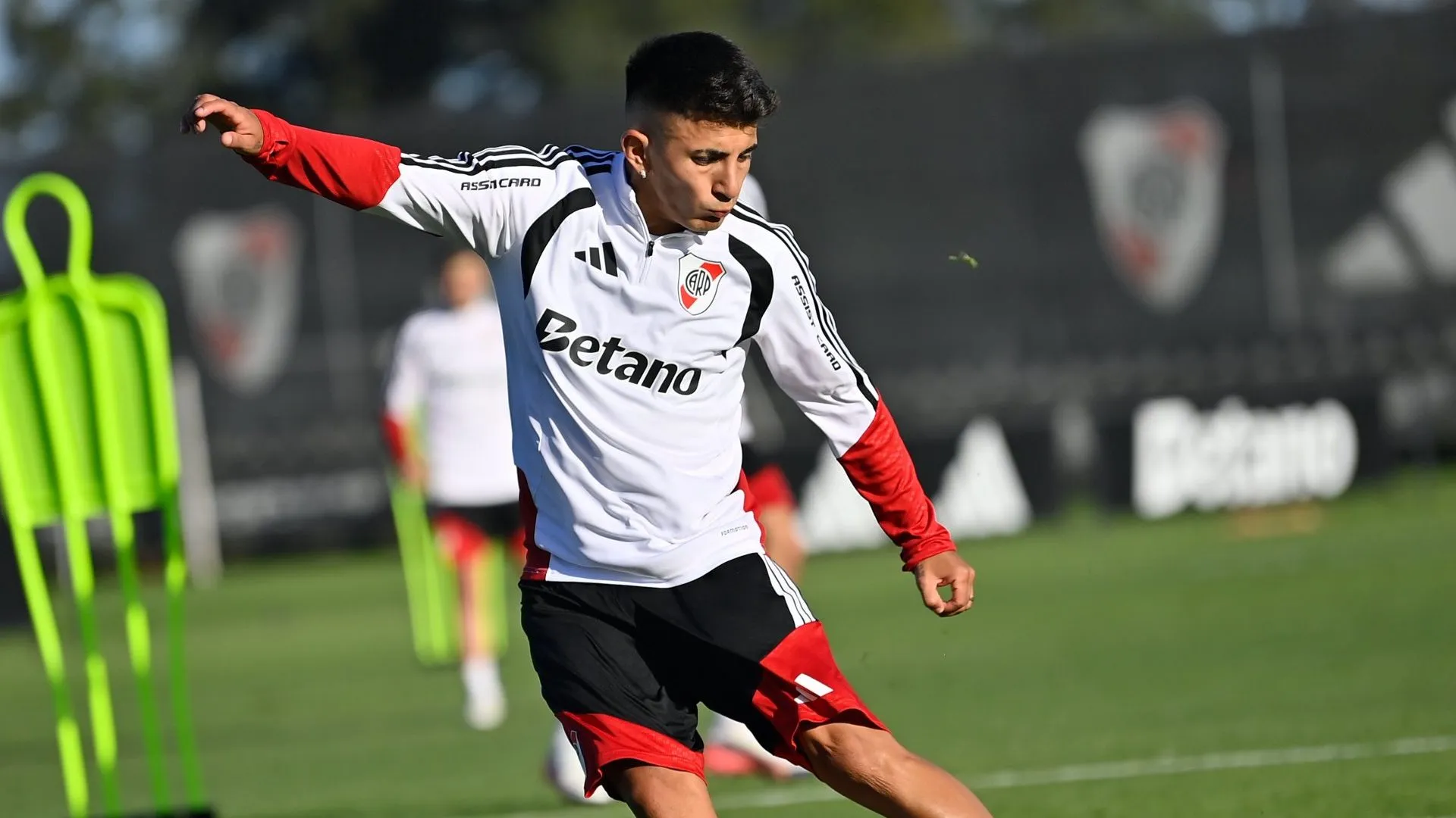Almada suma un úñado de entrenamientos con sus nuevos compañeros en River.