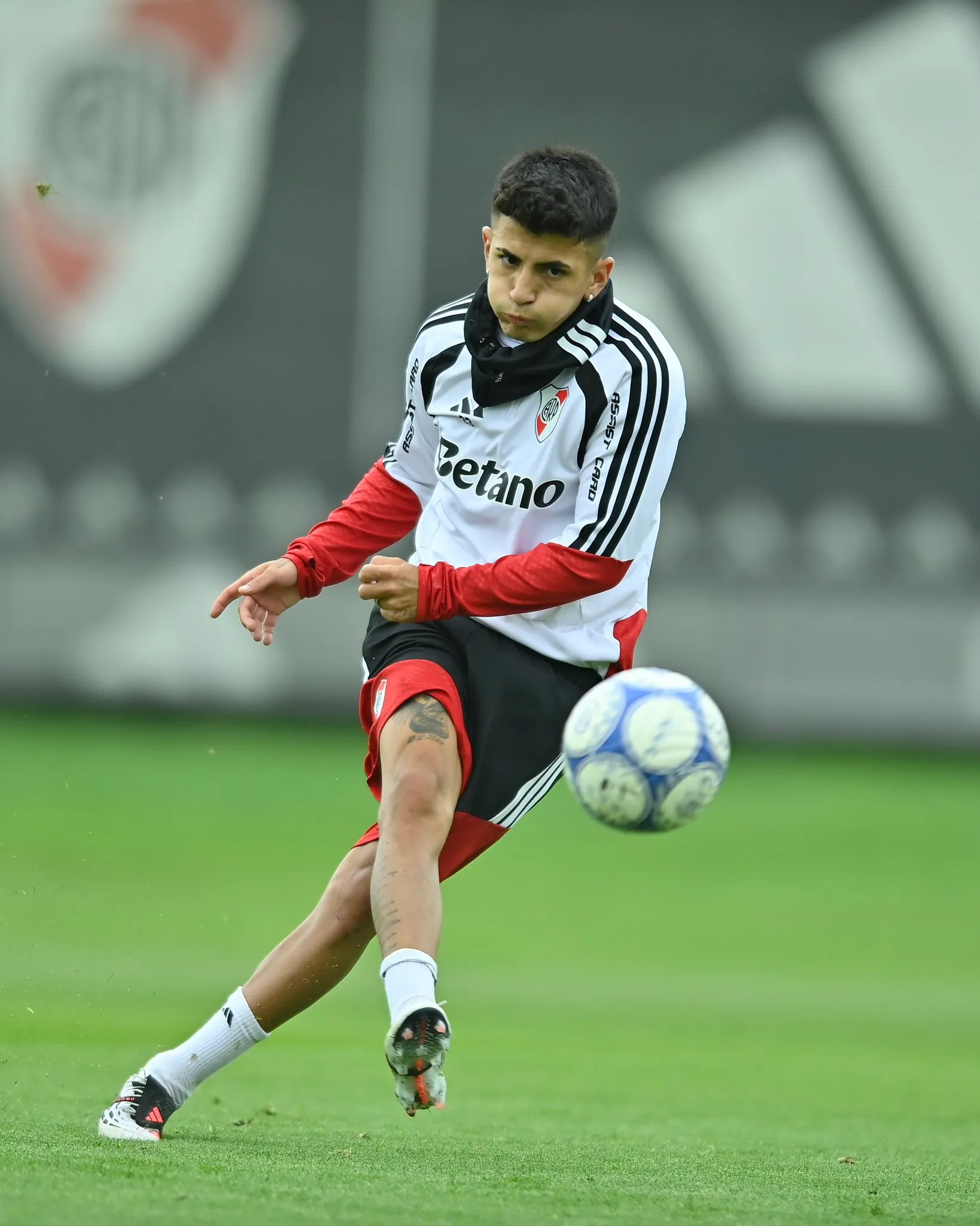 Thiago Almada entró por Tomás Galván en el equipo titular que jugó en el entrenamiento de este jueves. (Prensa River)