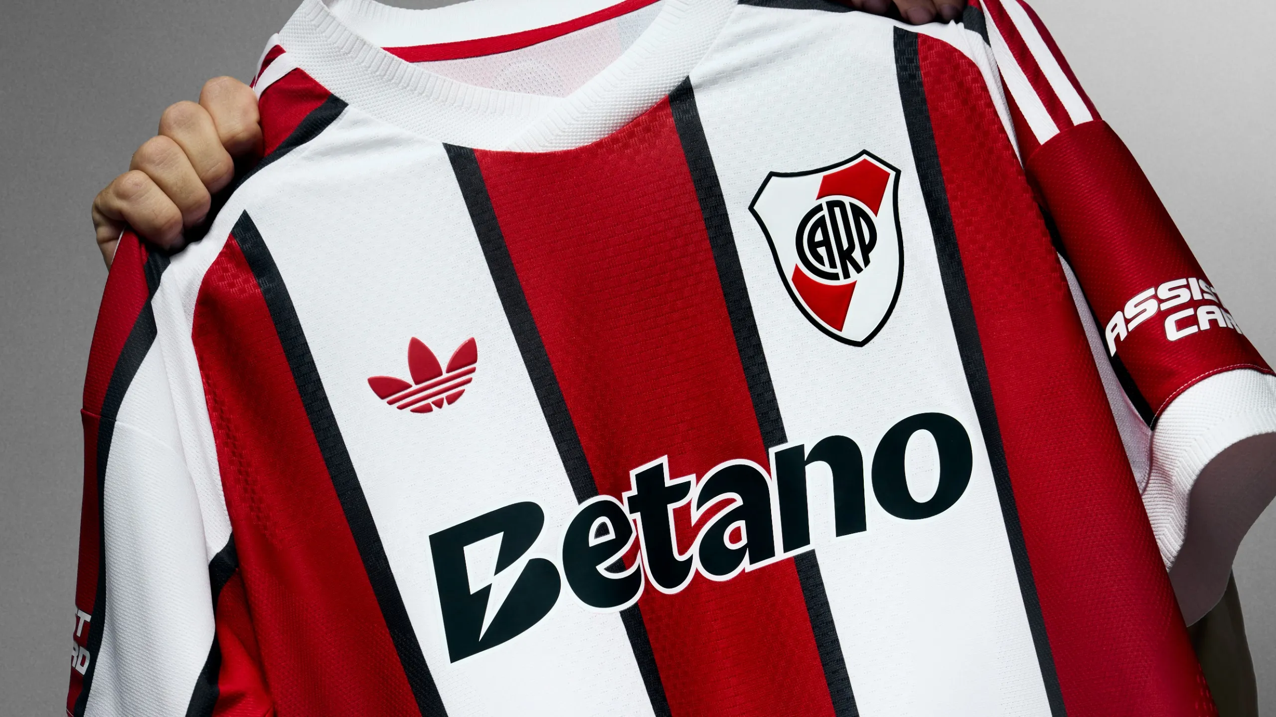Así es la nueva camiseta alternativa tricolor de River.
