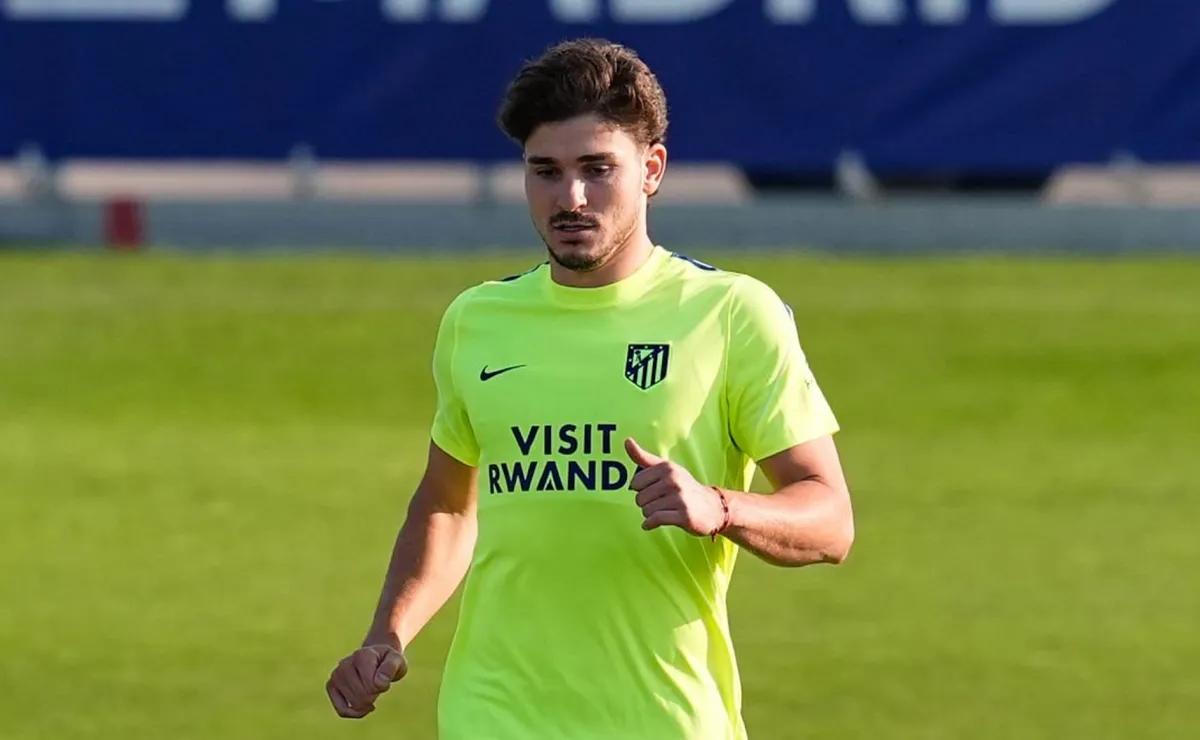 La medida de club mientras resuelve su situación.