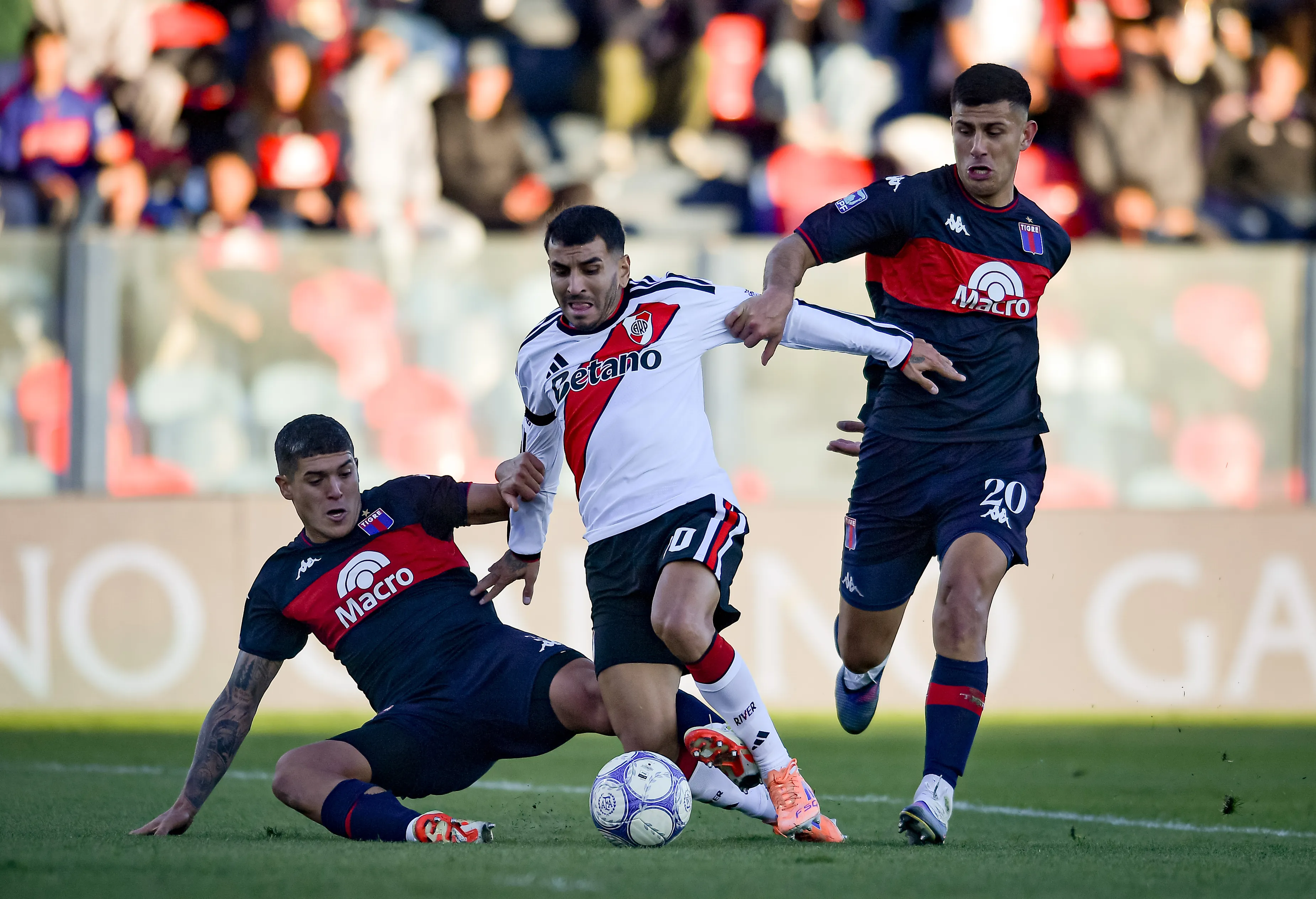 A River no le cobraron un claro penal contra Tigre. (Getty Images)