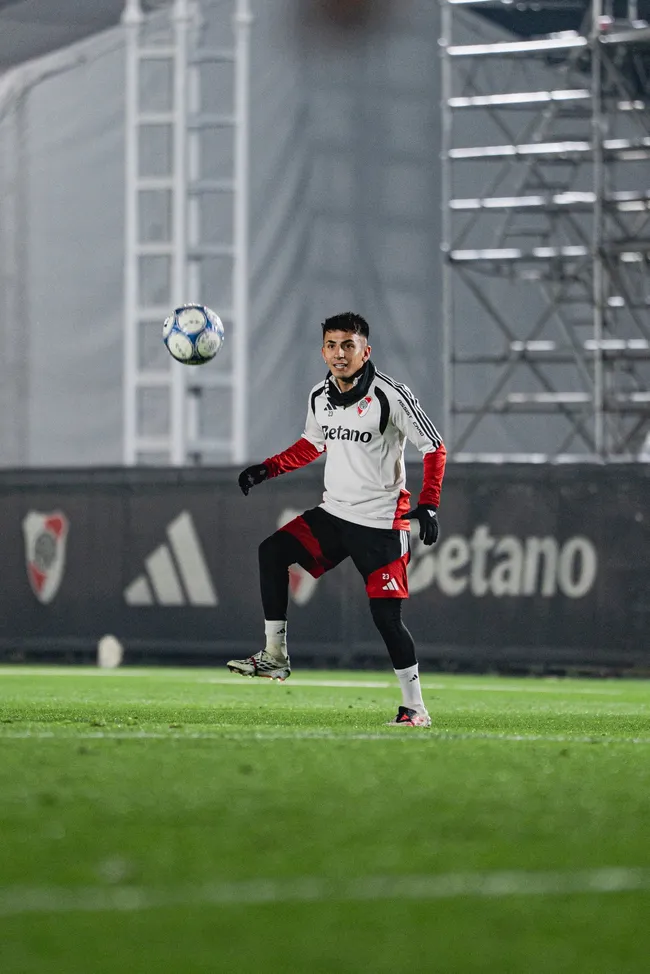 Thiago Almada podría debutar este domingo. (Prensa River)