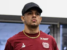 No se vio: Facundo Medina y un detalle riverplatense en su llegada al Bayer Leverkusen