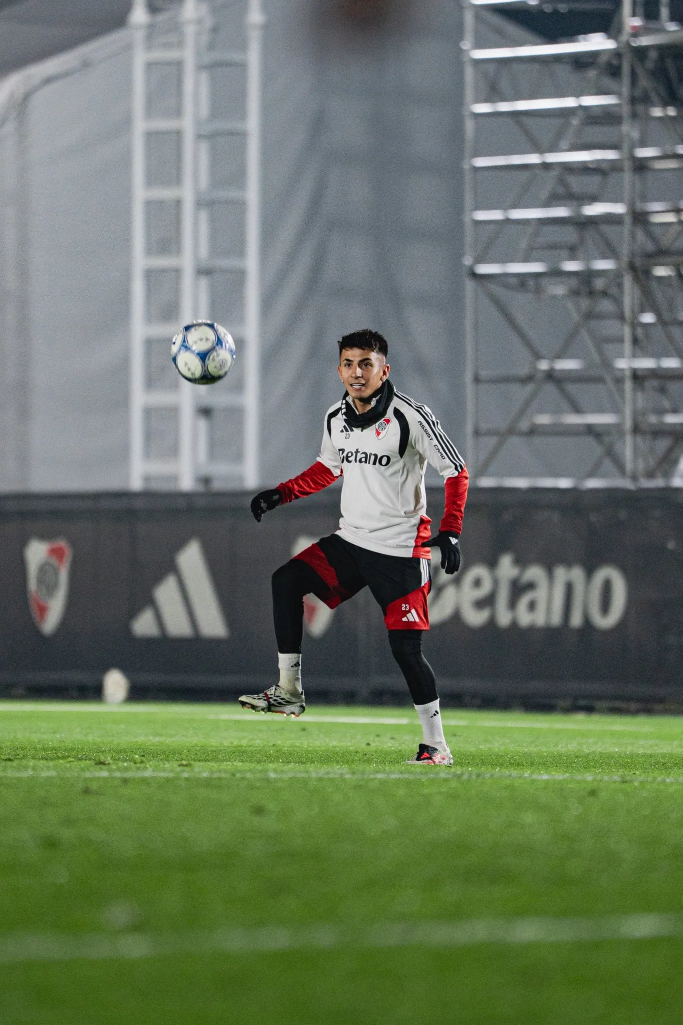 Almada volverá a jugar de manera oficial después de más de un mes. (Prensa River)