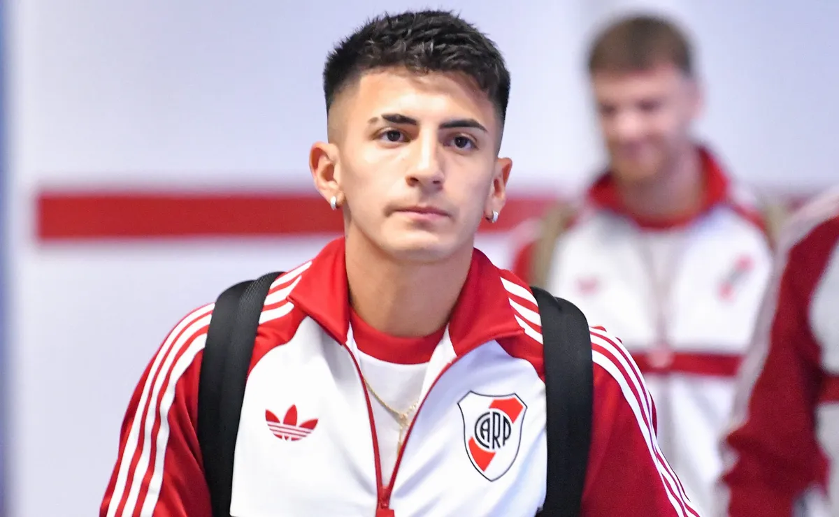 Thiago Almada en su camino al vestuario local del Monumental.