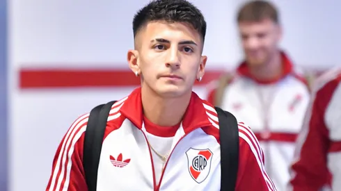 Thiago Almada en su camino al vestuario local del Monumental.