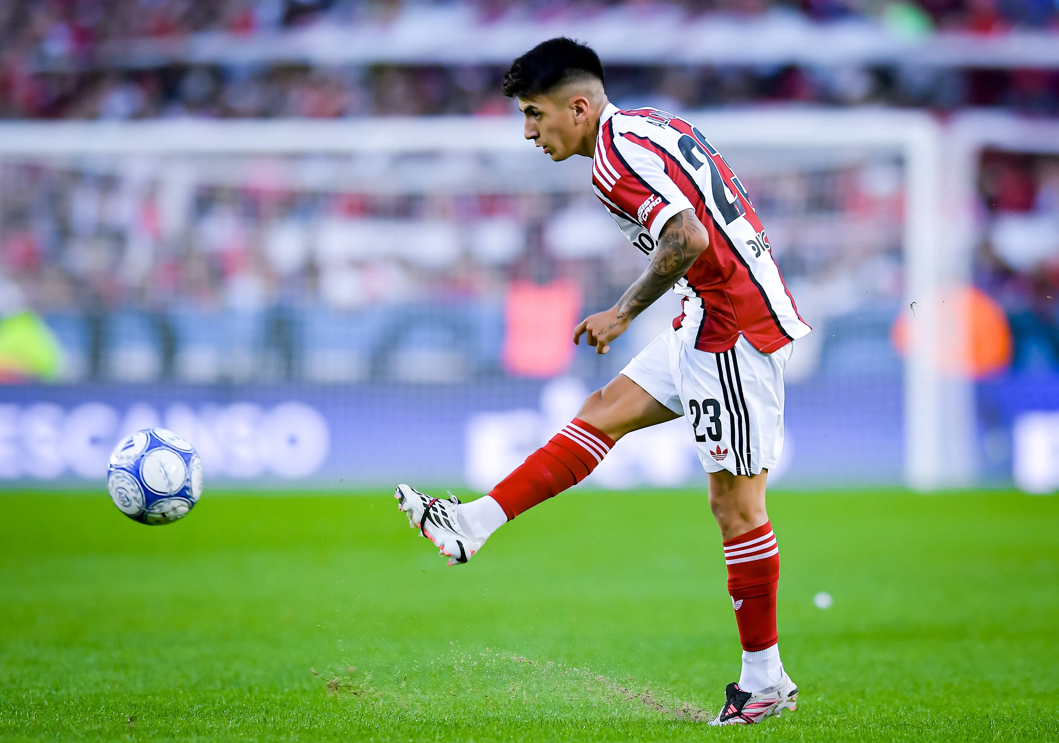Almada completó 83 minutos en su debut con River. (Getty Images)