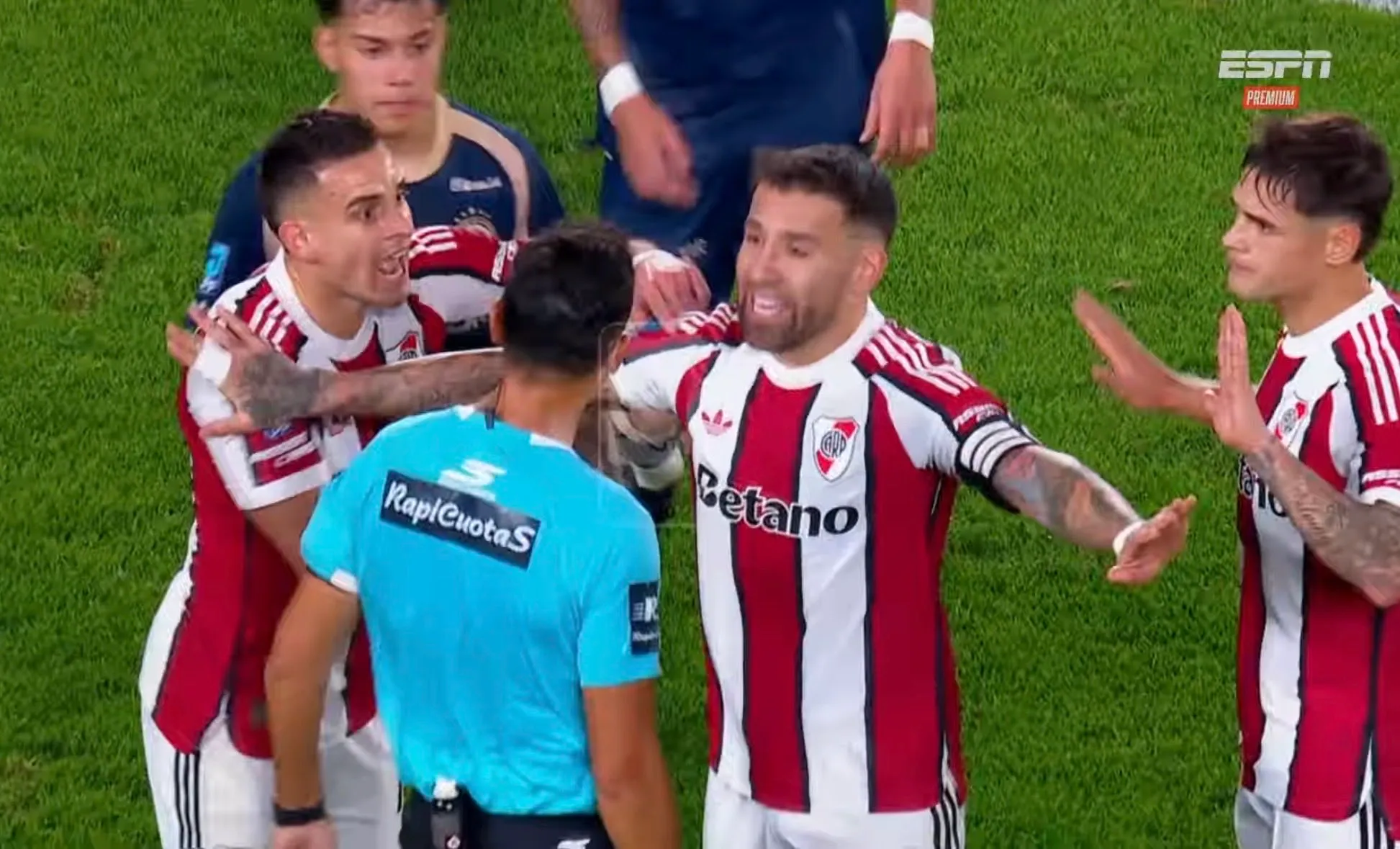 Otamendi se le plantó cara a cara a Tello.