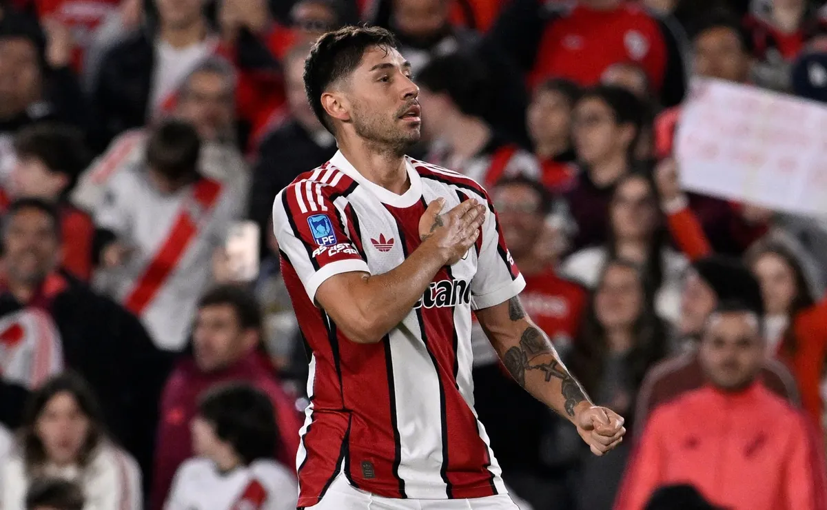 Cachete le dedicó el gol a la gente presente.