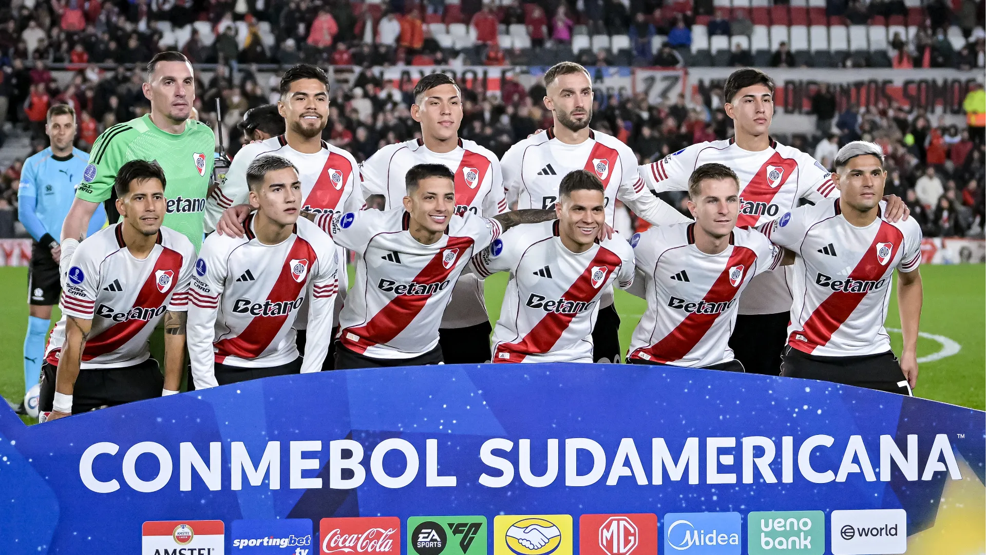 Arriba, Díaz, Giménez, Pezzella y González, el cuarteto defensivo ante Bragantino.