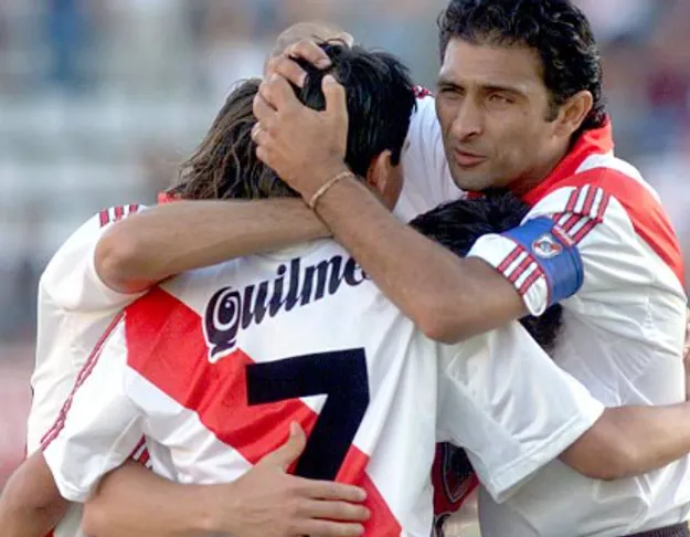 Saviola, de espaldas, se abraza con el Negro Astrada, uno de los referentes de sus primeros años en River. (Getty Images)
