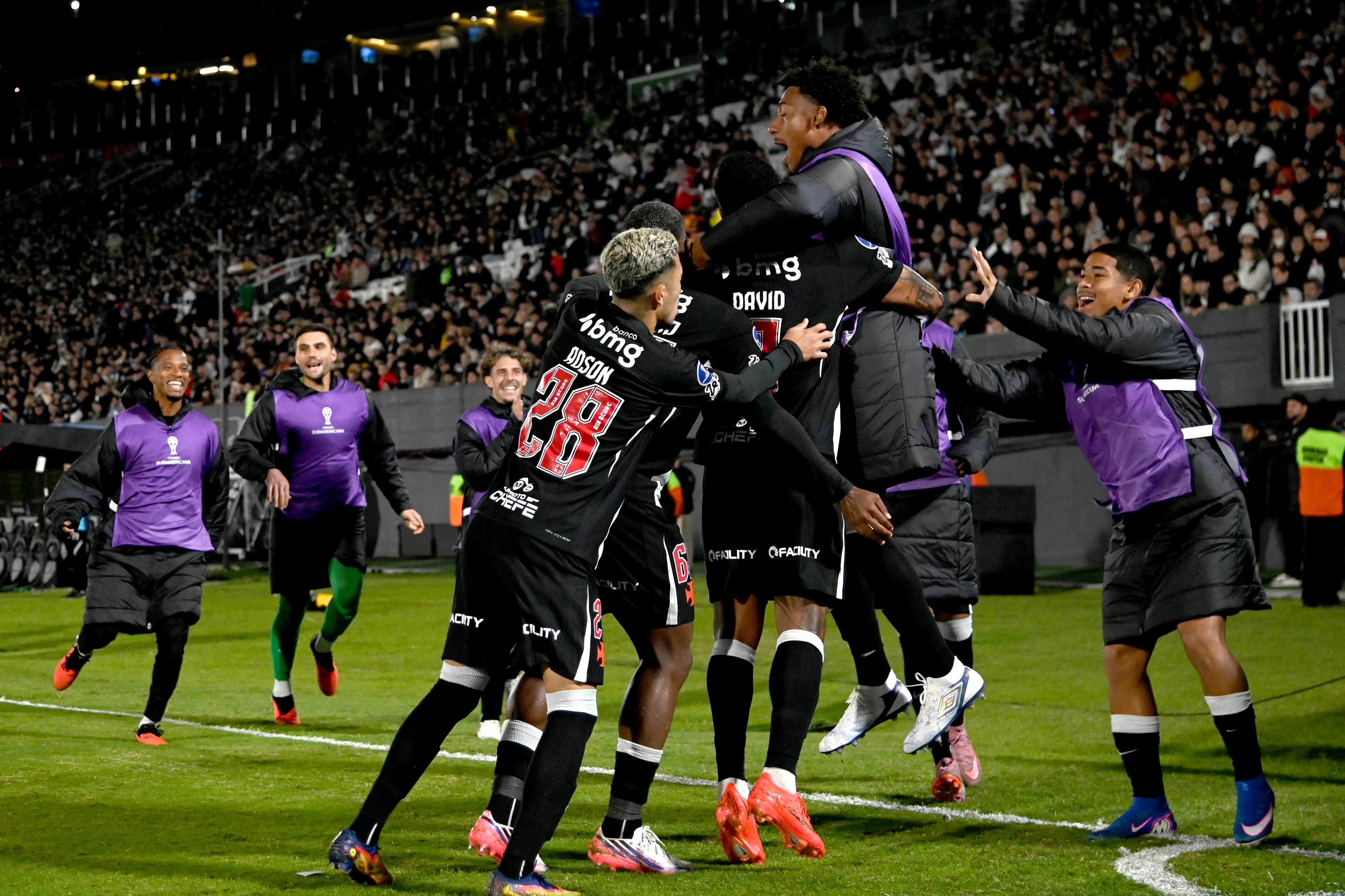 Vasco da Gama empató como local y goleó en Asunción para acceder a cuartos de la Sudamericana. (Getty Images)