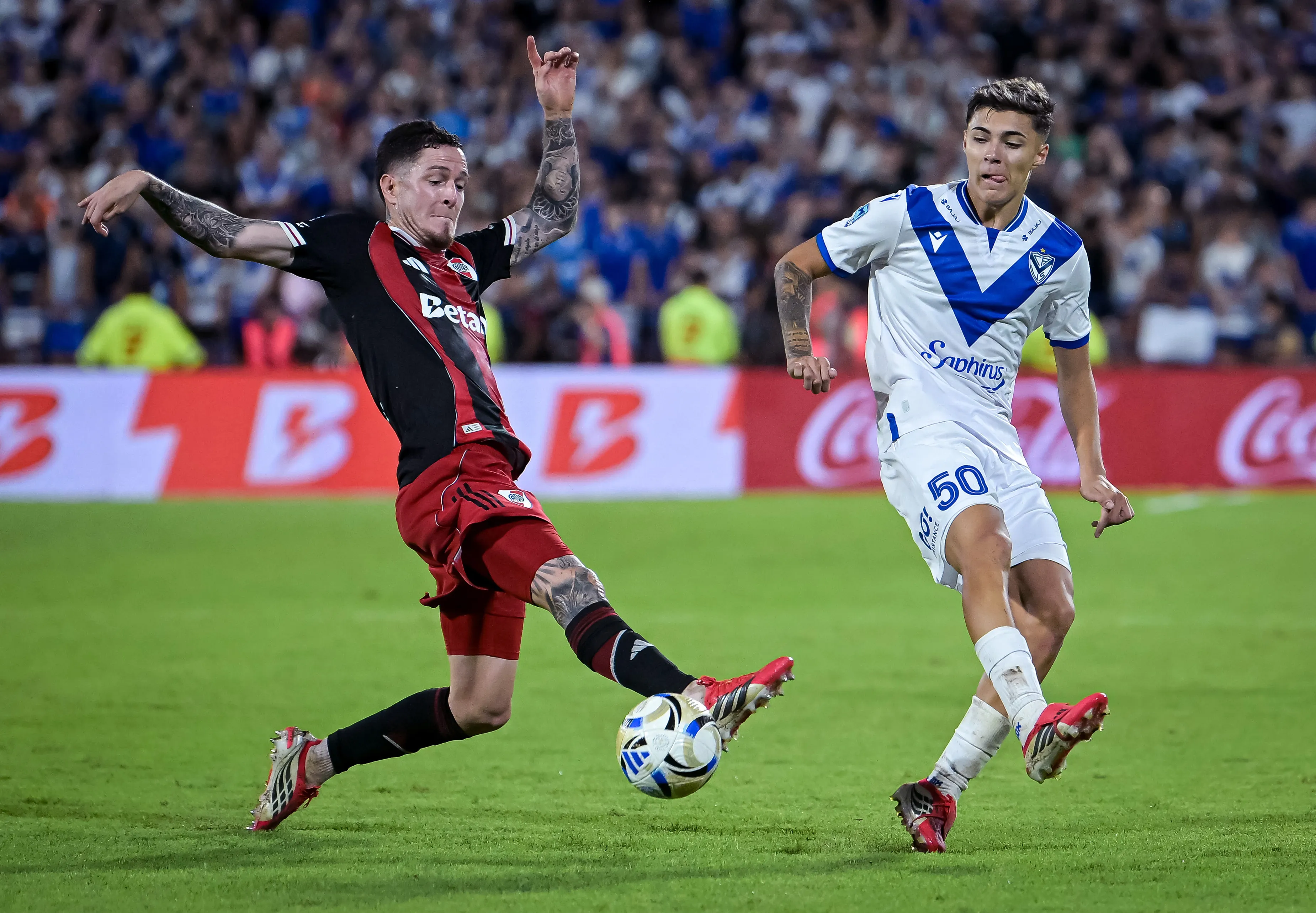 Aníbal Moreno en el último antecedente con Vélez, enfrentando a Tobías Andrada como rival en ese momento. (Getty Images)