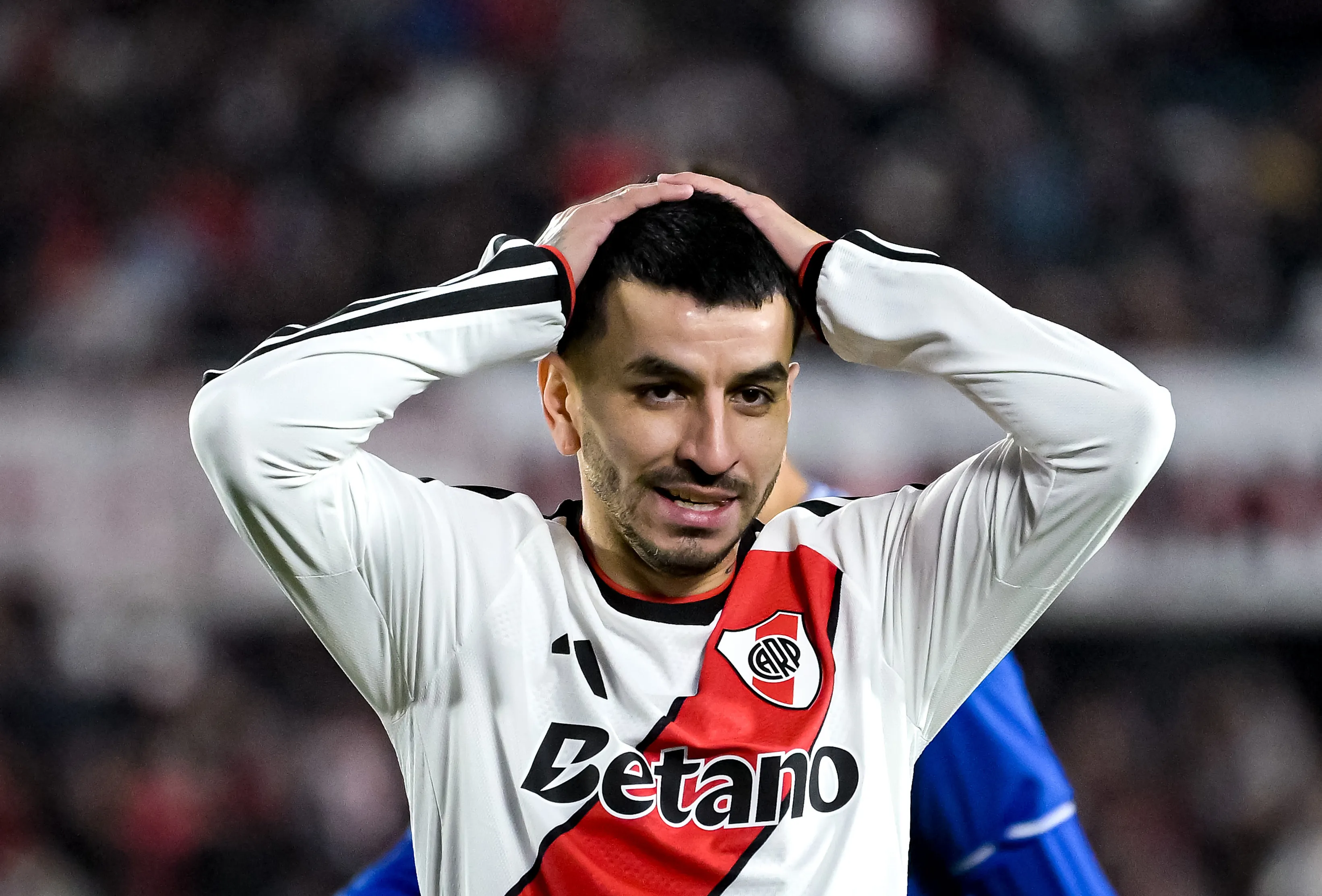 Correa lo lamenta: River dejó escapar un 2-0 y se complicó en el Clausura. (Getty Images)