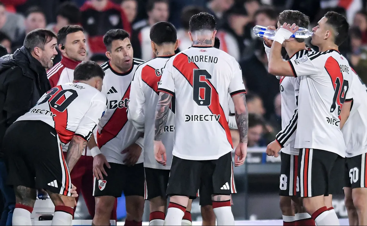 BUENOS AIRES, ARGENTINA - AUGUST 26: Eduardo Coudet head coach of River Plate gives instructions to his players during a Copa CONMEBOL Sudamericana 2026 Round of 16 second leg match between River Plate and Independiente Santa Fe at Estadio Más Monumental Antonio Vespucio Liberti on August 26, 2026 in Buenos Aires, Argentina. (Photo by Marcelo Endelli/Getty Images)