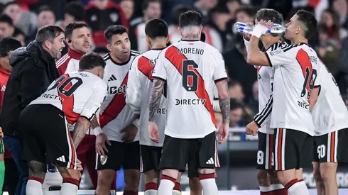 BUENOS AIRES, ARGENTINA – AUGUST 26: Eduardo Coudet head coach of River Plate gives instructions to his players during a Copa CONMEBOL Sudamericana 2026 Round of 16 second leg match between River Plate and Independiente Santa Fe at Estadio Más Monumental Antonio Vespucio Liberti on August 26, 2026 in Buenos Aires, Argentina. (Photo by Marcelo Endelli/Getty Images)