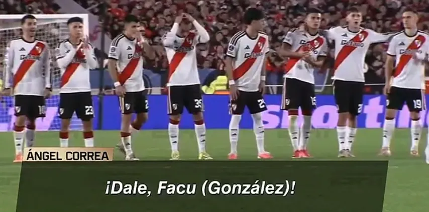 Los compañeros alentaron a González mientras le hablaban a Martínez Quarta.