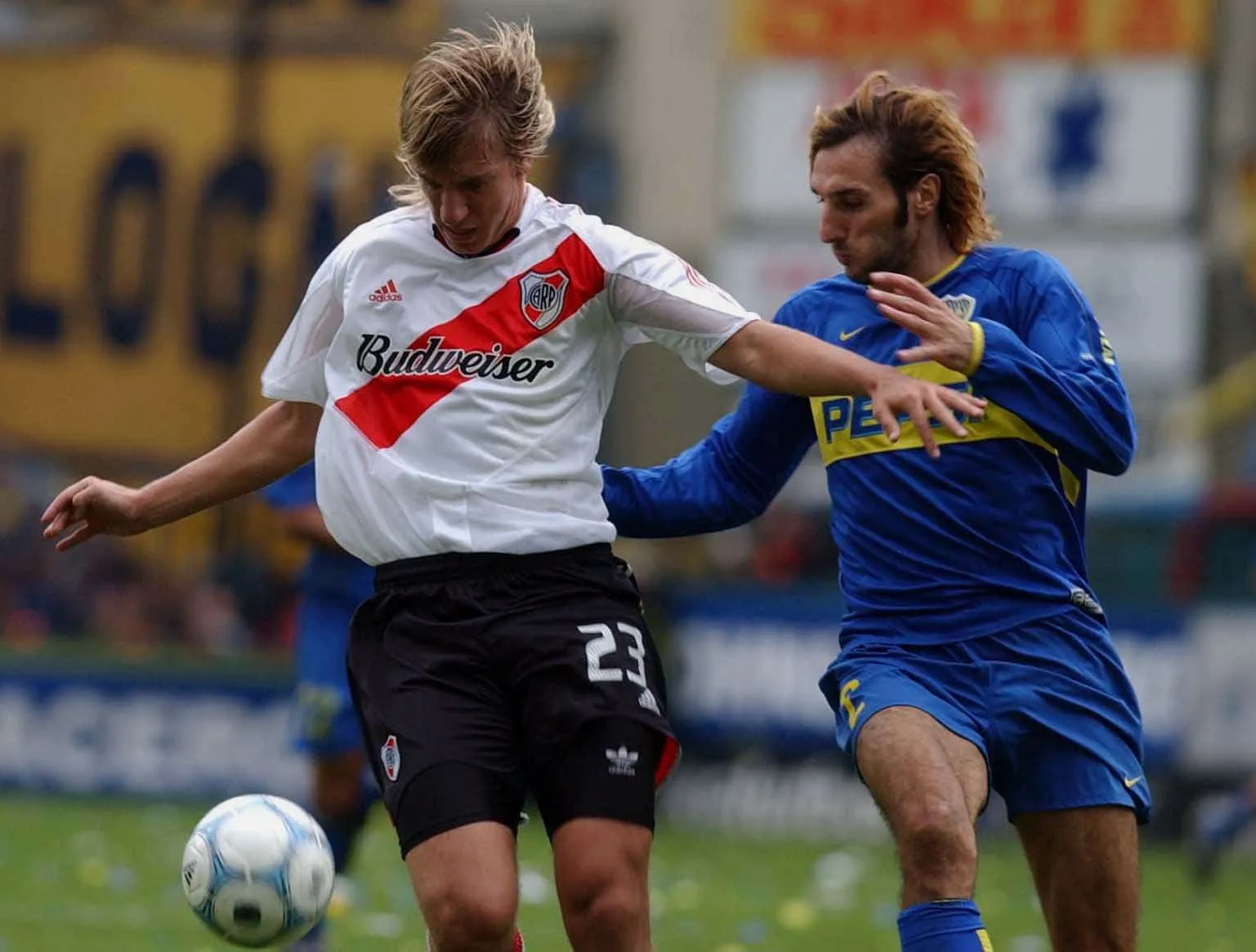 16 goles en 69 partidos para Maxi López en River, y recordado por el Superclásico en el que bailó a Schiavi.