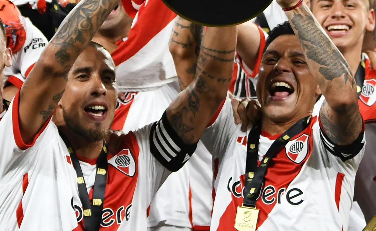 Maidana, junto con Enzo Pérez, festejando uno de sus tantos títulos ganados como entrenador de River.