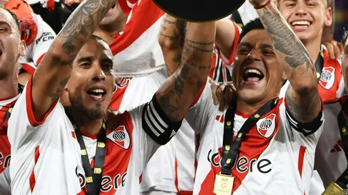 Maidana, junto con Enzo Pérez, festejando uno de sus tantos títulos ganados como entrenador de River.