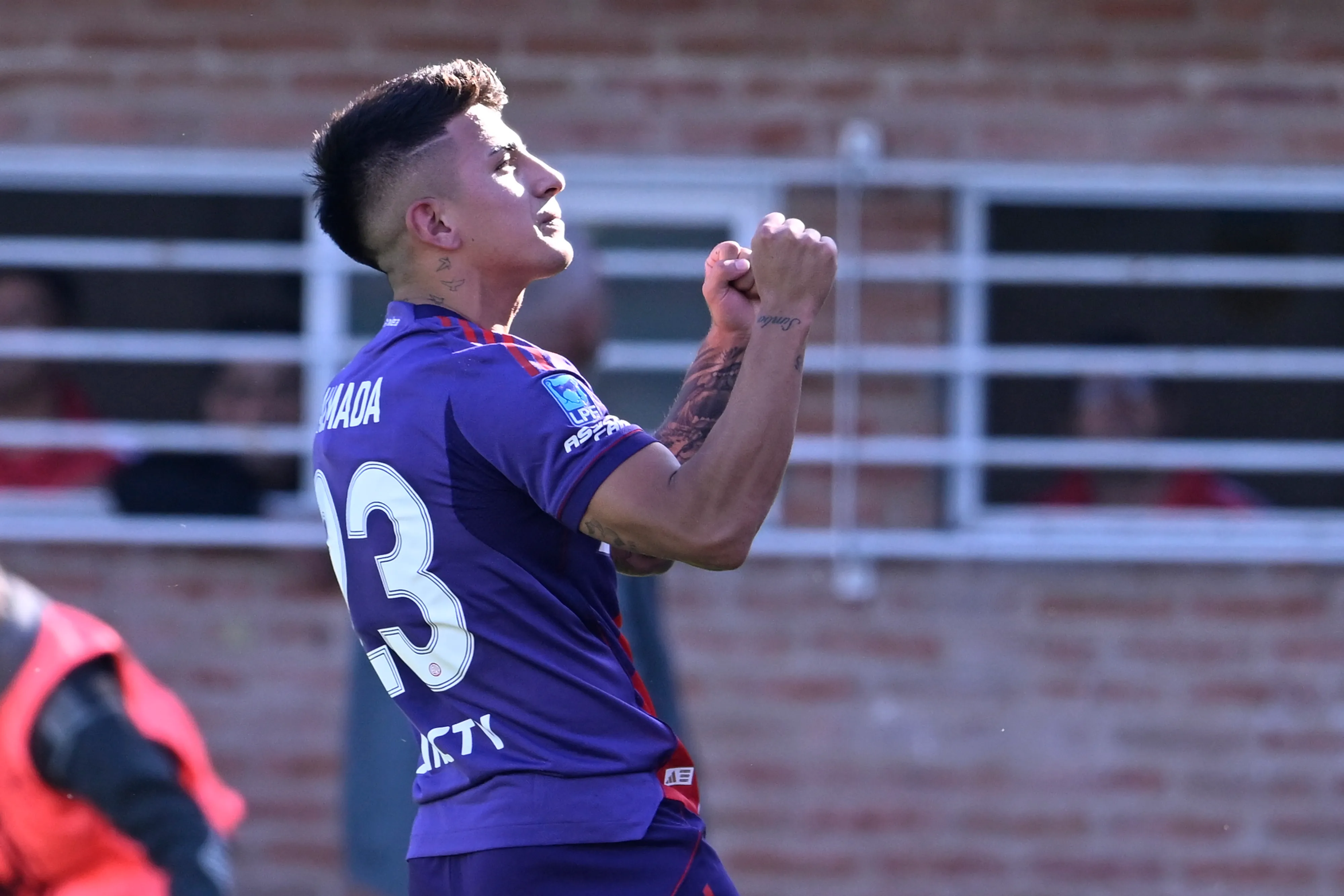 Almada, gol y partidazo ante Banfield jugando de enganche.