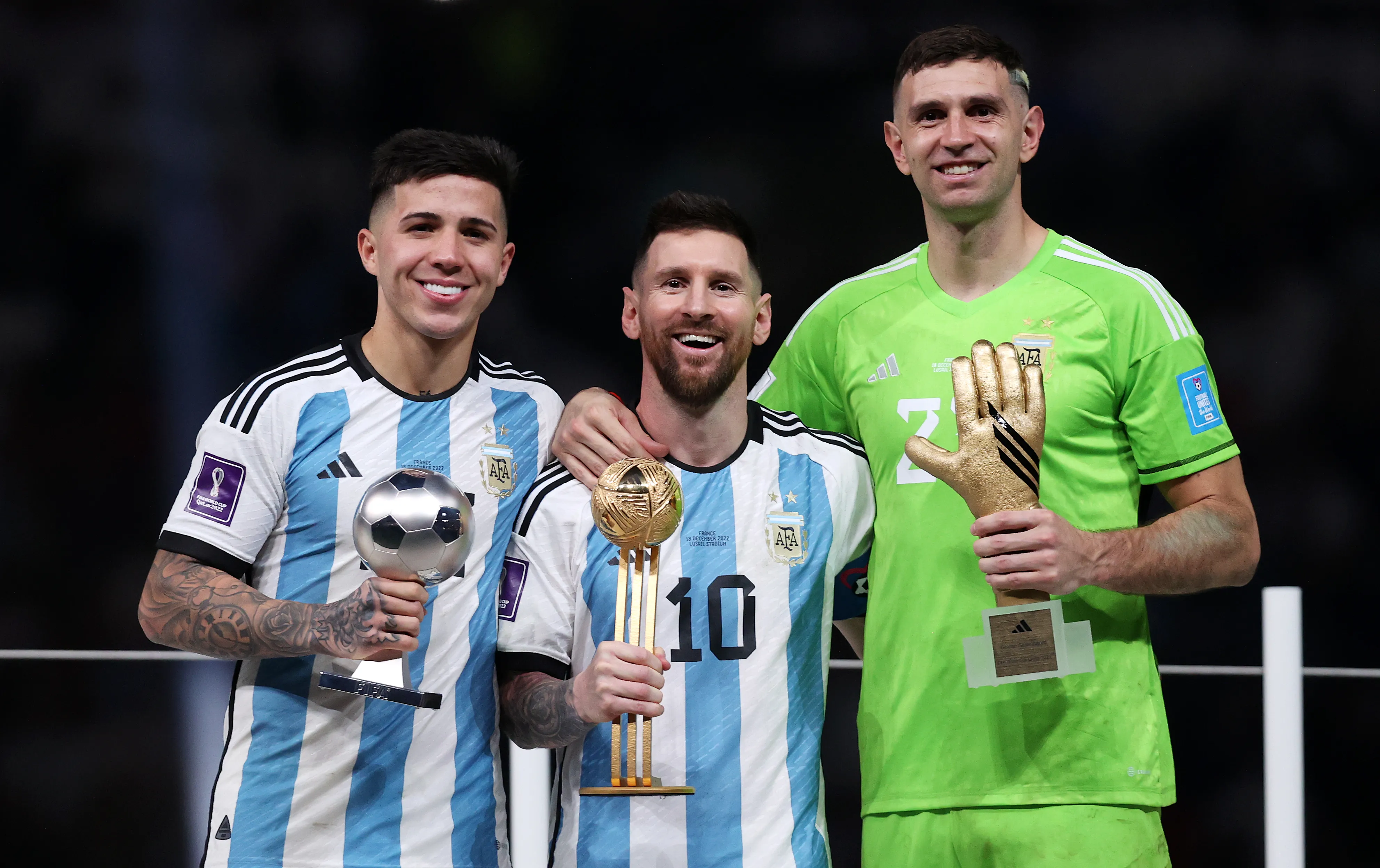 Enzo junto a Messi y el Dibu Martínez en la entrega de premios individuales de Qatar 2022. (Getty Images)
