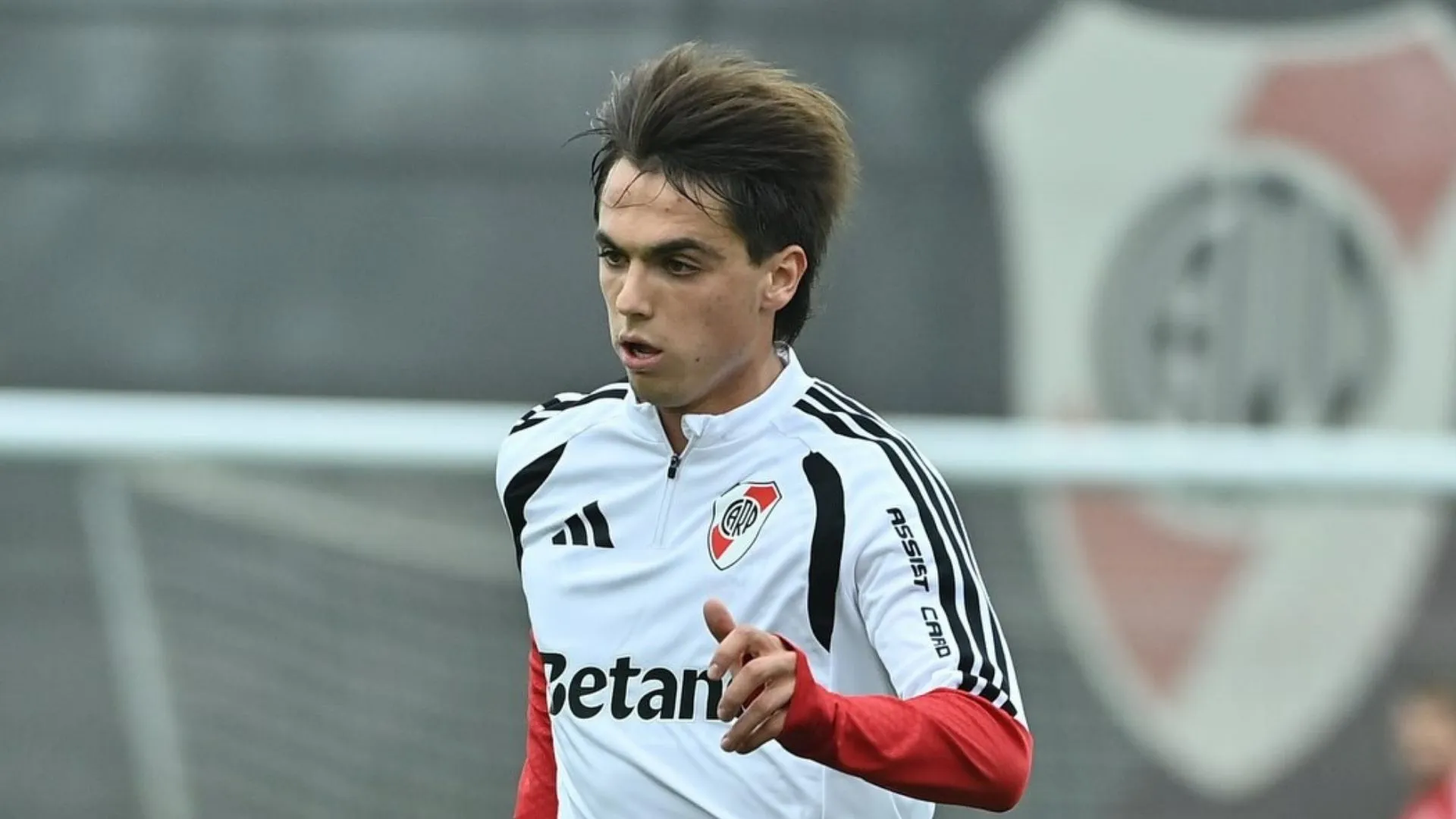 La lesión de Costantini le dio 10 días más a River en el mercado de pases.