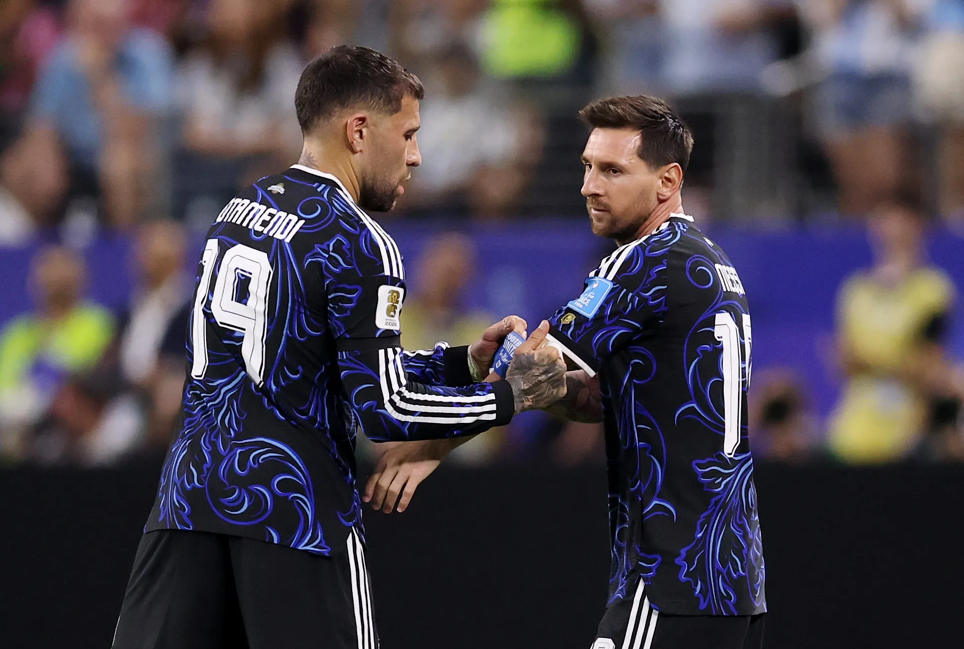 Otamendi dándole la cinta de capitán a Messi durante el último Mundial. (Getty Images)