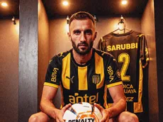 Germán Pezzella fue presentado en Peñarol tras rescindir en River