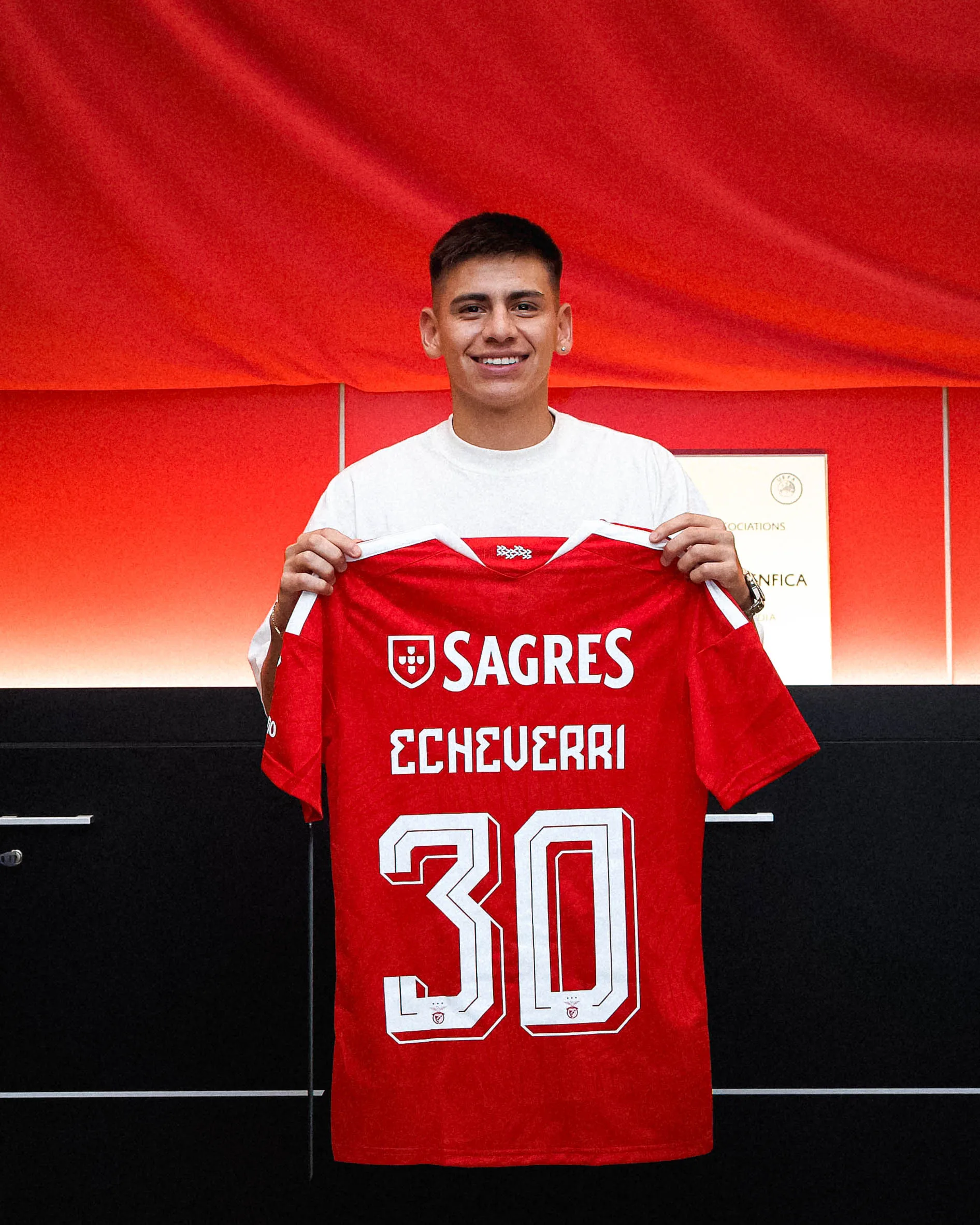 Echeverri usará el dorsal 30 en Benfica. (Benfica oficial)
