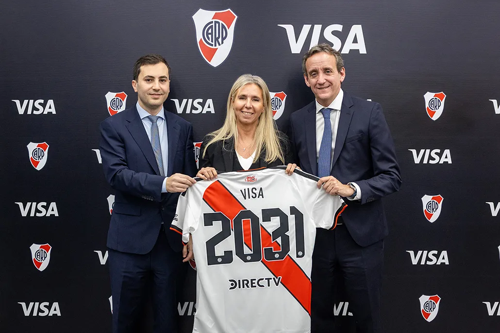 River anunció la llegada de Visa como nuevo sponsor con la participación del presidente Stefano Di Carlo (izquierda), Ignacio Villarroel (vicepresidente, derecha) y Gabriela Renaudo (Group Country Manager de Visa para el Cono Sur, centro).